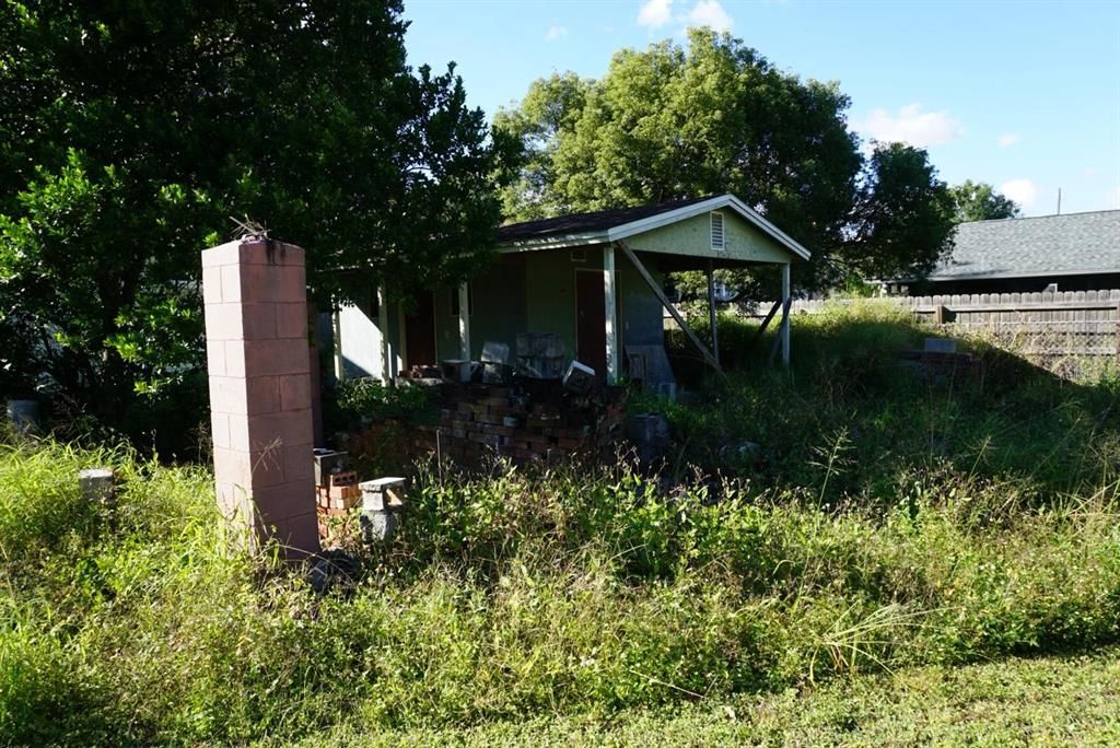 Activo con contrato: $225,000 (0.24 acres)