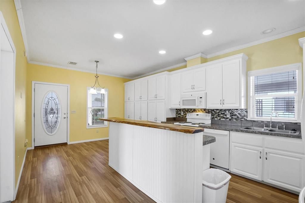 For Sale: $185,000 (3 beds, 3 baths, 1620 Square Feet)