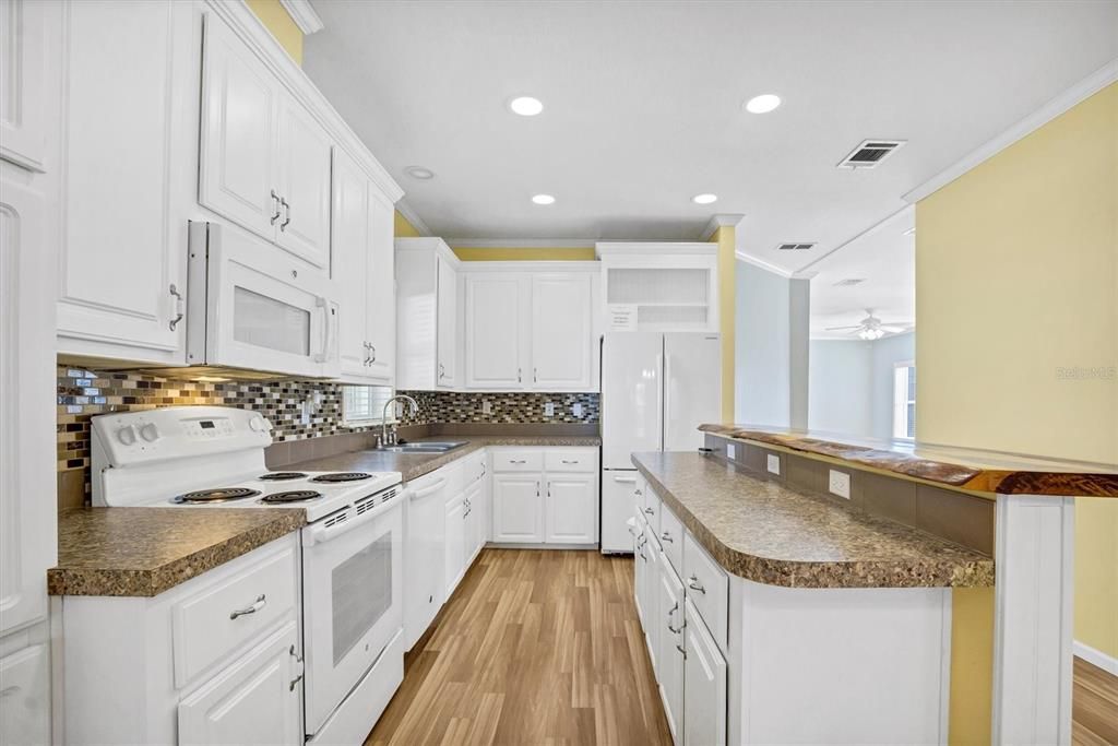 For Sale: $185,000 (3 beds, 3 baths, 1620 Square Feet)