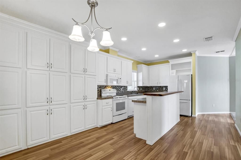 For Sale: $185,000 (3 beds, 3 baths, 1620 Square Feet)