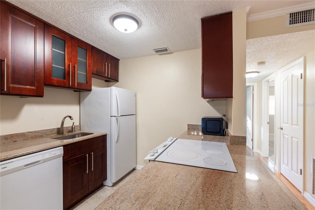 Active With Contract: $185,000 (2 beds, 1 baths, 931 Square Feet)