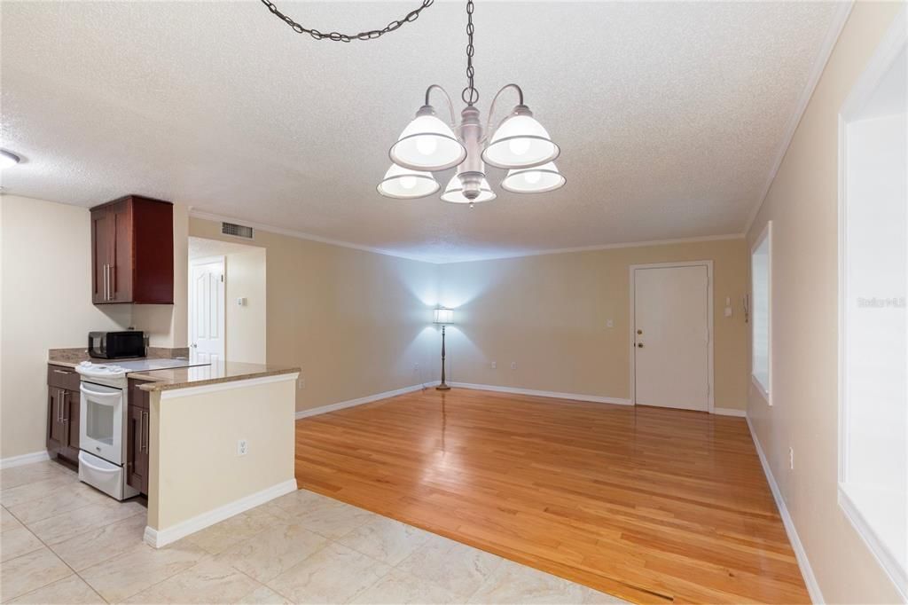Active With Contract: $185,000 (2 beds, 1 baths, 931 Square Feet)
