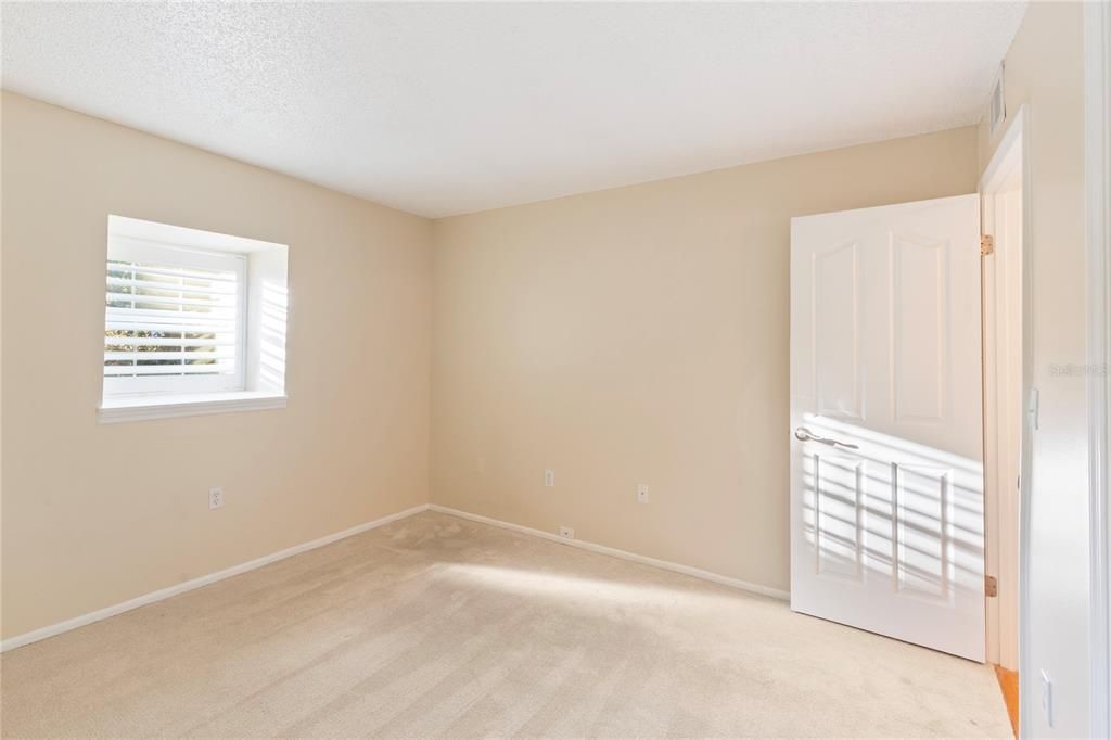 Active With Contract: $185,000 (2 beds, 1 baths, 931 Square Feet)