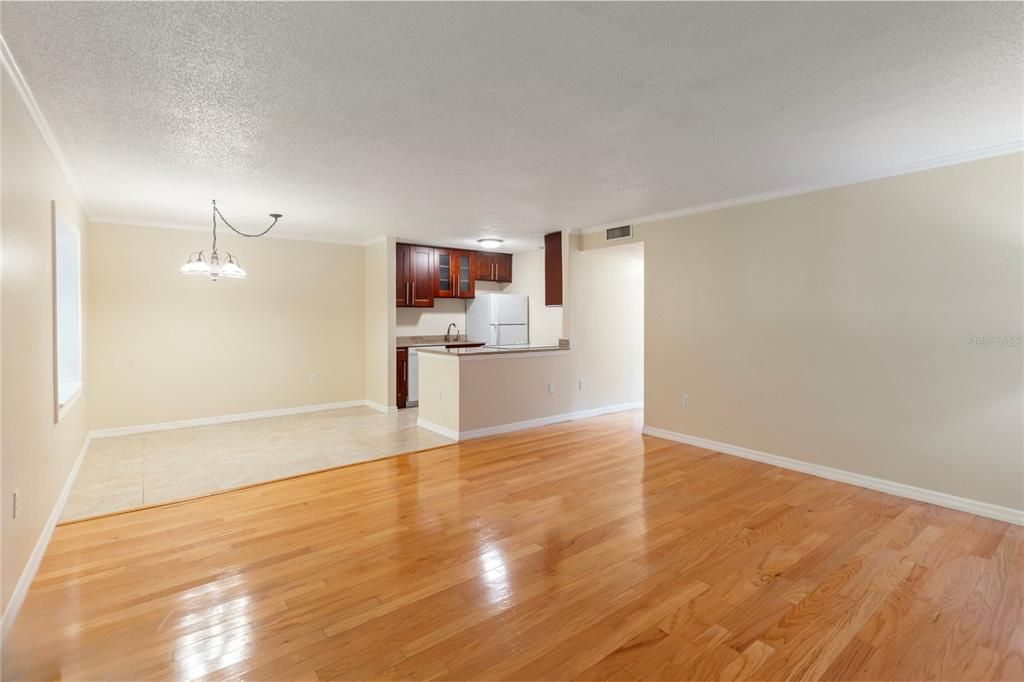 Active With Contract: $185,000 (2 beds, 1 baths, 931 Square Feet)