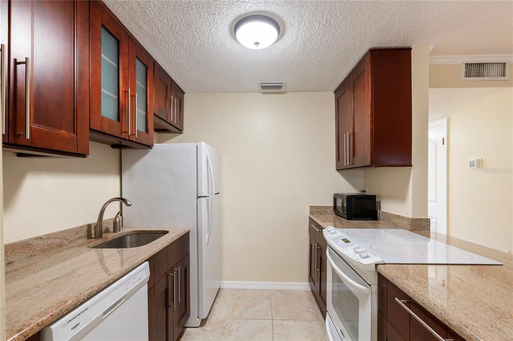 Active With Contract: $185,000 (2 beds, 1 baths, 931 Square Feet)