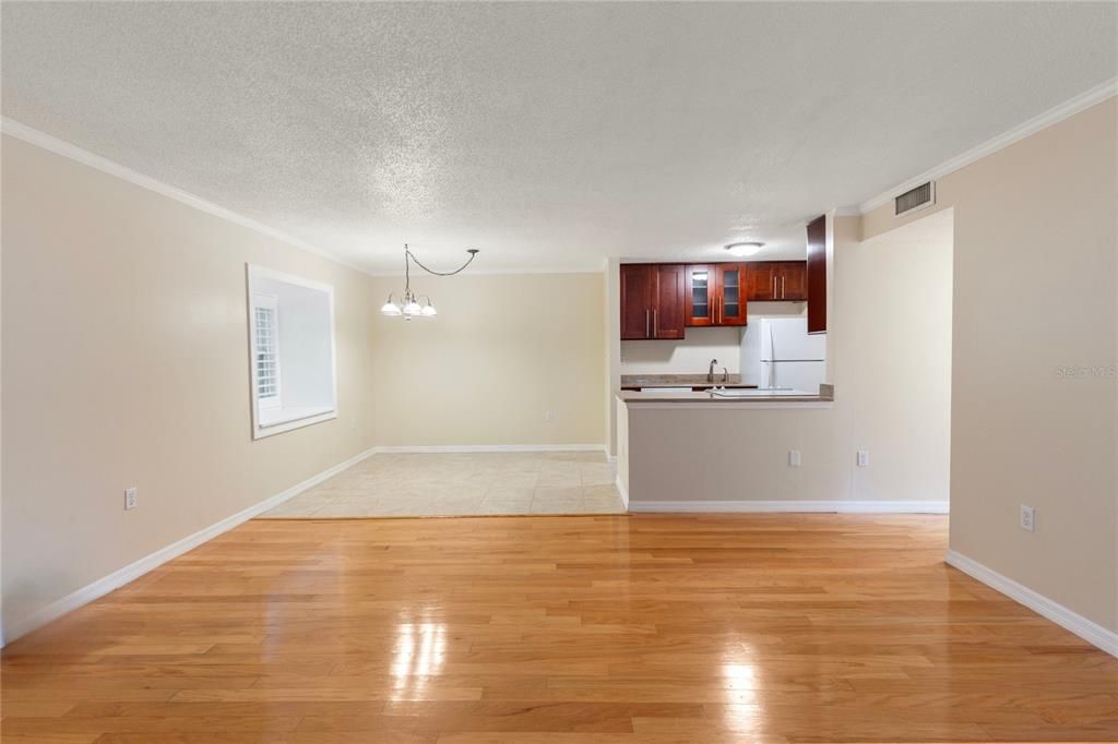 Active With Contract: $185,000 (2 beds, 1 baths, 931 Square Feet)
