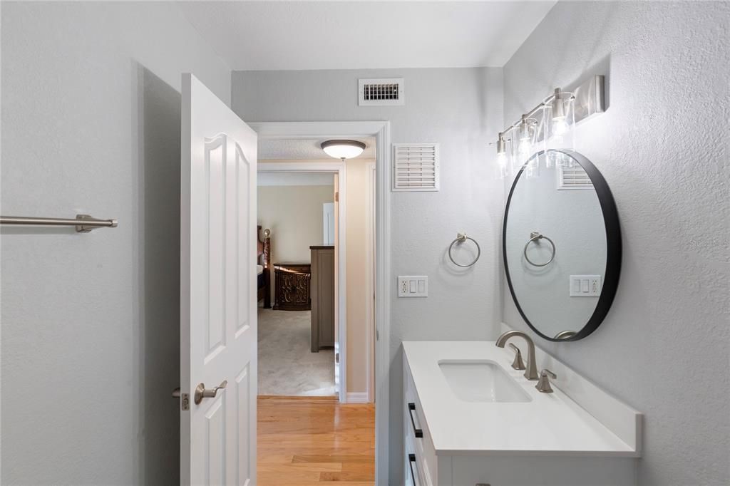 Active With Contract: $185,000 (2 beds, 1 baths, 931 Square Feet)