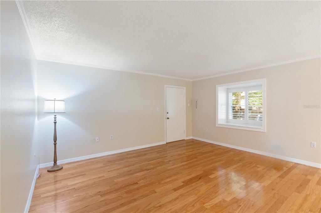 Active With Contract: $185,000 (2 beds, 1 baths, 931 Square Feet)