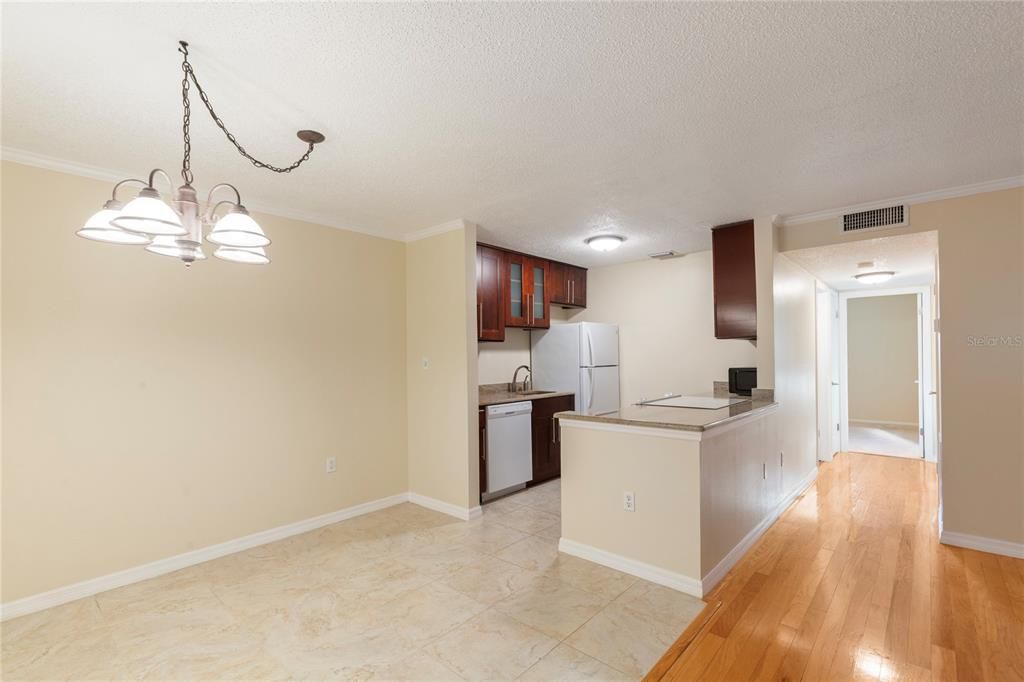 Active With Contract: $185,000 (2 beds, 1 baths, 931 Square Feet)