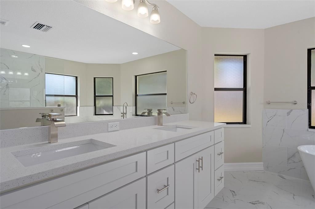 For Sale: $685,000 (5 beds, 4 baths, 3721 Square Feet)