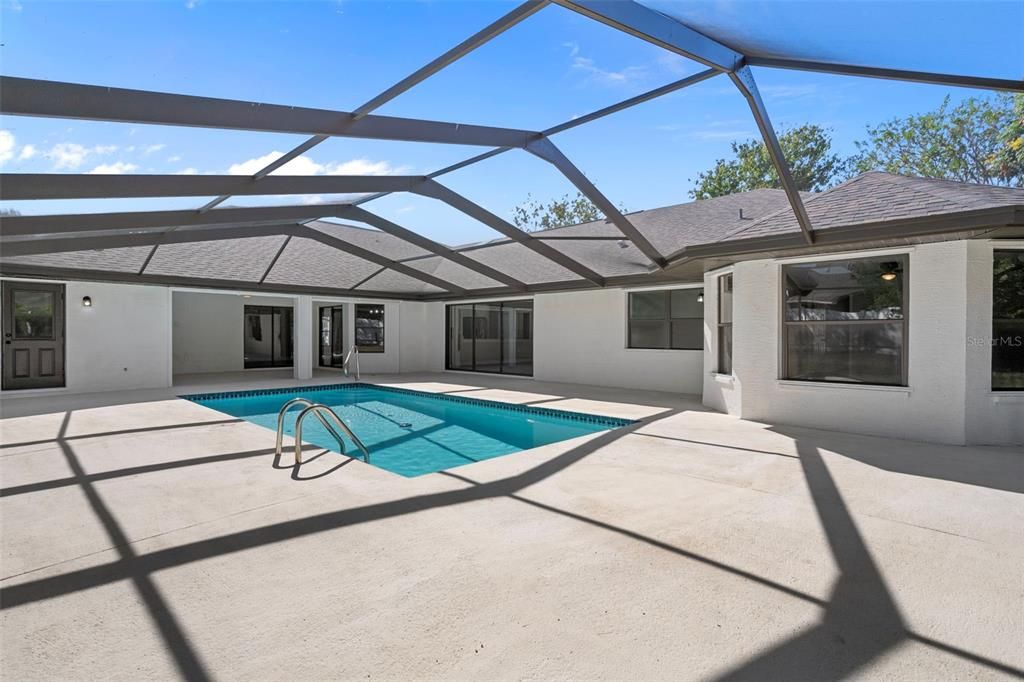 For Sale: $685,000 (5 beds, 4 baths, 3721 Square Feet)