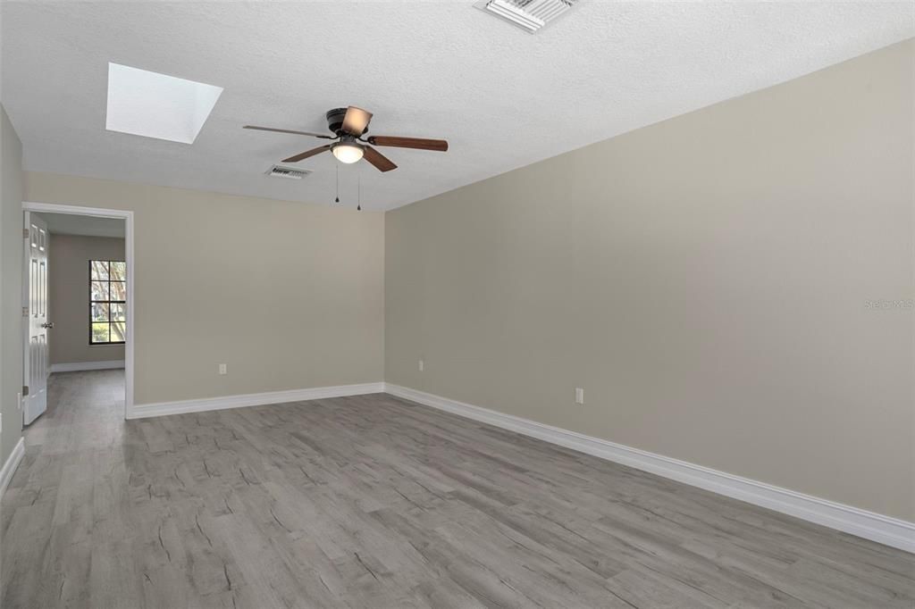 For Sale: $685,000 (5 beds, 4 baths, 3721 Square Feet)