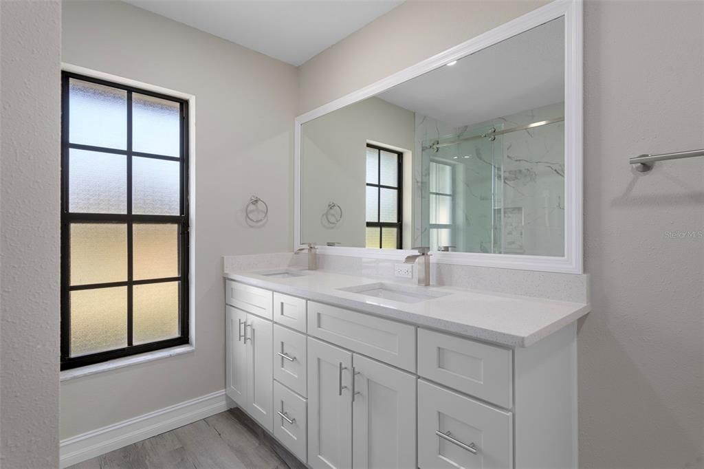 For Sale: $685,000 (5 beds, 4 baths, 3721 Square Feet)