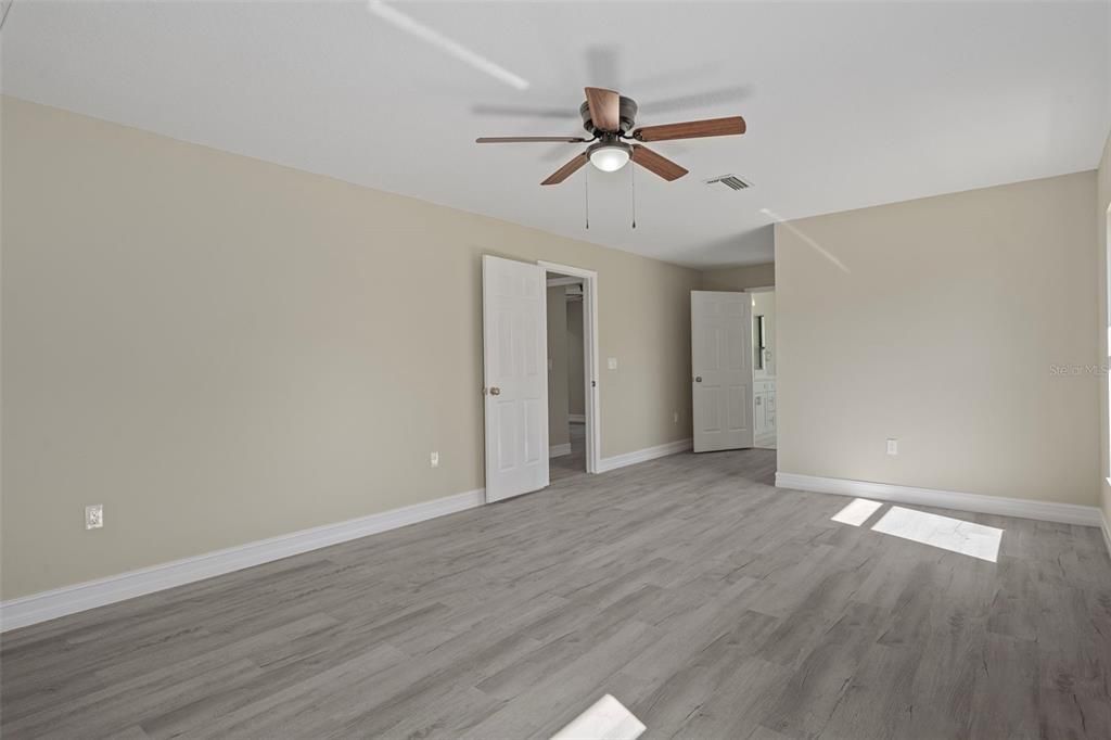 For Sale: $685,000 (5 beds, 4 baths, 3721 Square Feet)