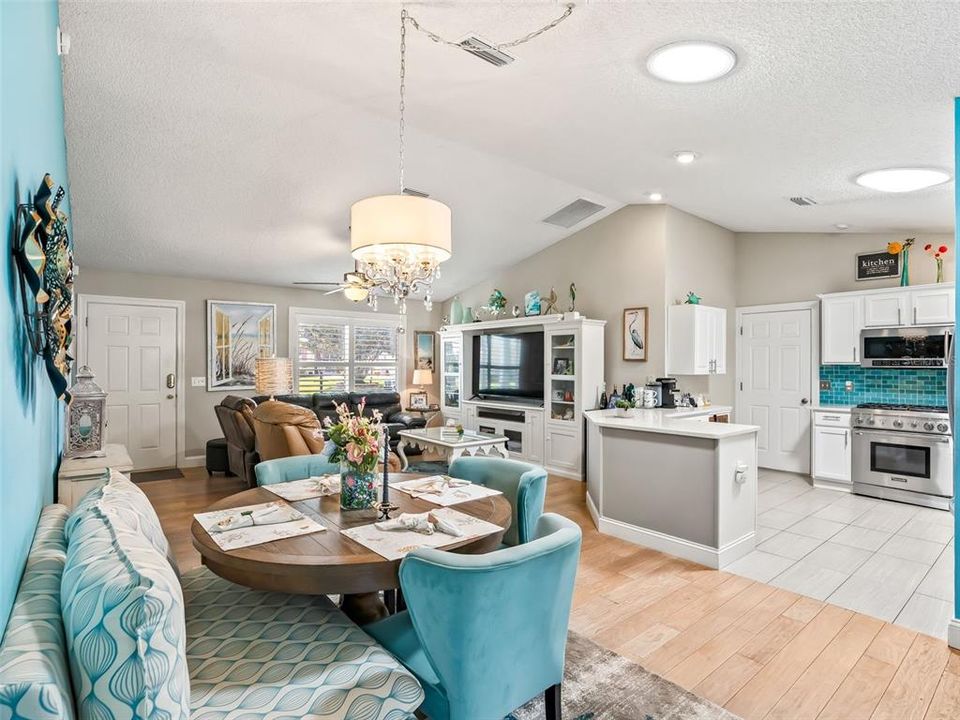 For Sale: $305,000 (2 beds, 2 baths, 1142 Square Feet)