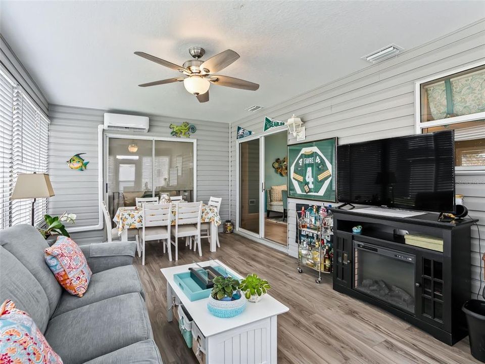 For Sale: $305,000 (2 beds, 2 baths, 1142 Square Feet)