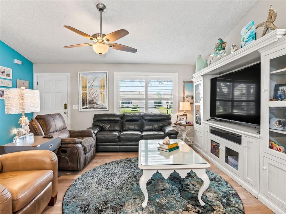 For Sale: $305,000 (2 beds, 2 baths, 1142 Square Feet)