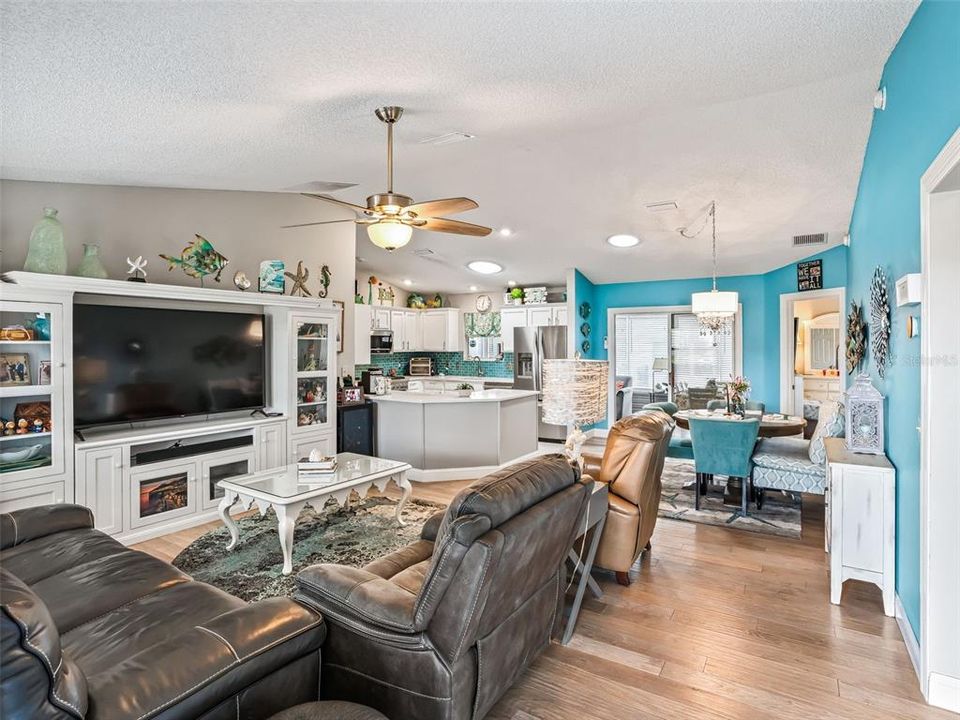 For Sale: $305,000 (2 beds, 2 baths, 1142 Square Feet)