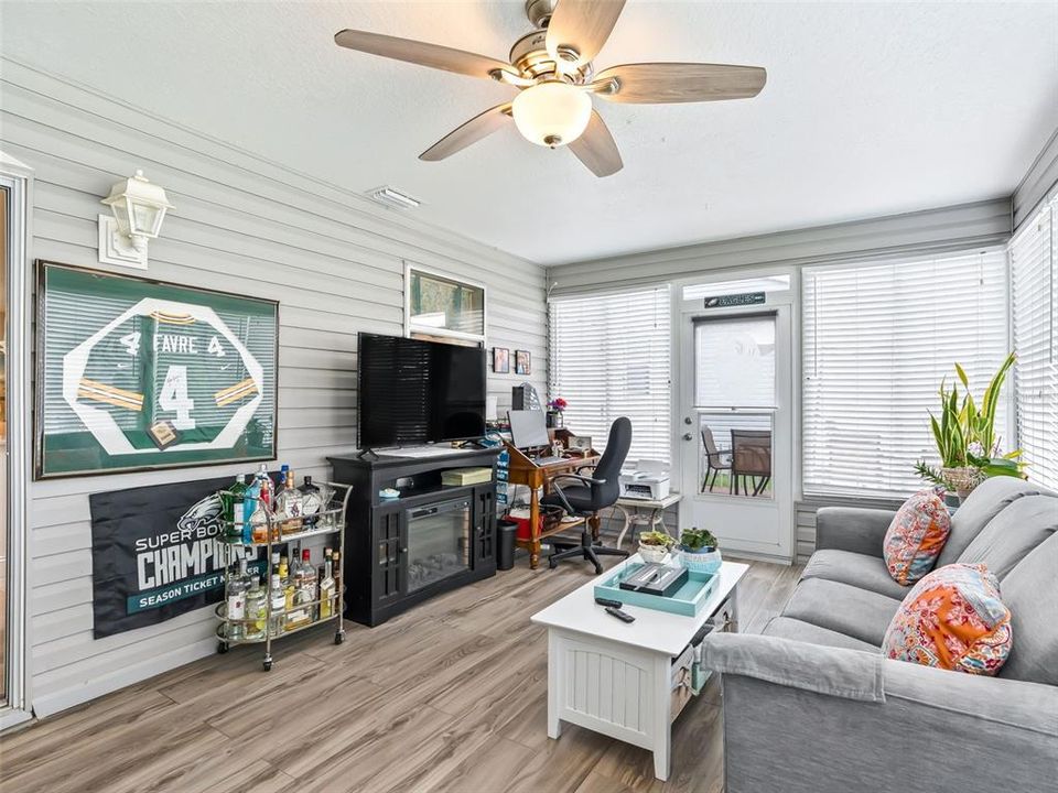 For Sale: $305,000 (2 beds, 2 baths, 1142 Square Feet)