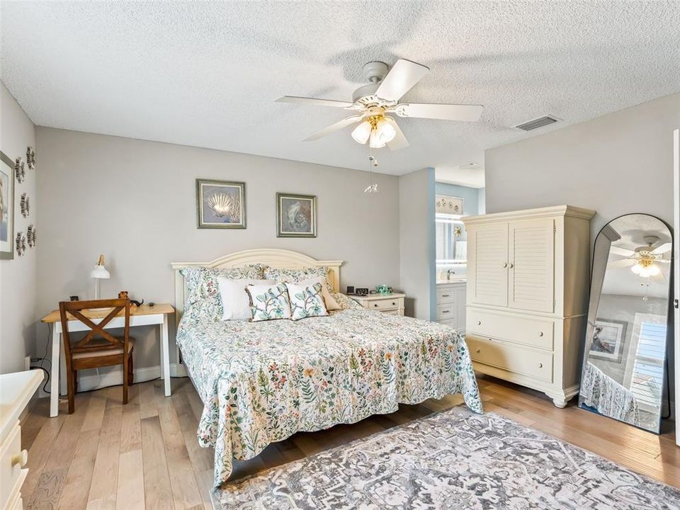 For Sale: $305,000 (2 beds, 2 baths, 1142 Square Feet)