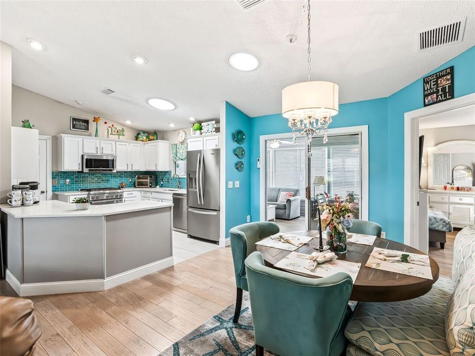 For Sale: $305,000 (2 beds, 2 baths, 1142 Square Feet)