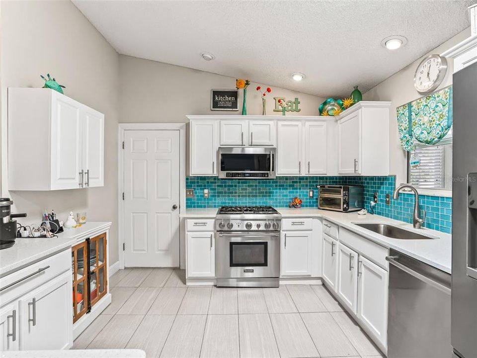 For Sale: $305,000 (2 beds, 2 baths, 1142 Square Feet)