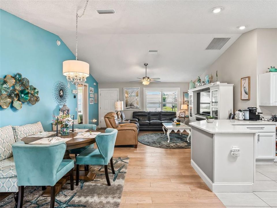 For Sale: $305,000 (2 beds, 2 baths, 1142 Square Feet)