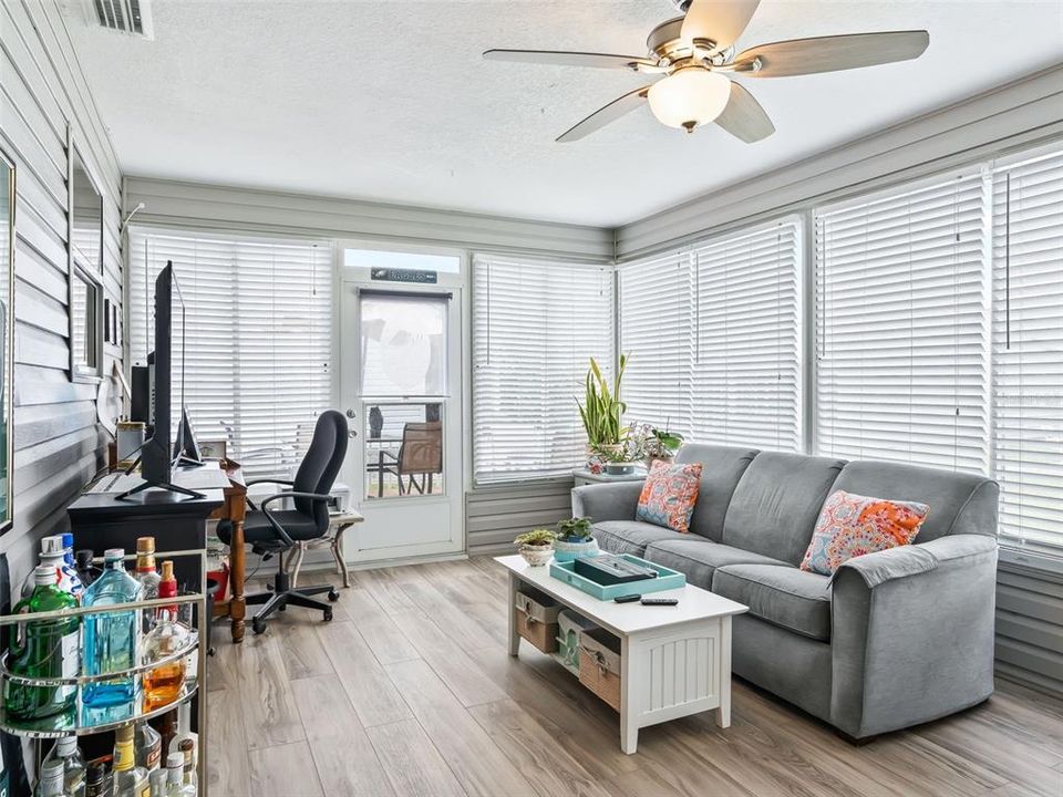 For Sale: $305,000 (2 beds, 2 baths, 1142 Square Feet)