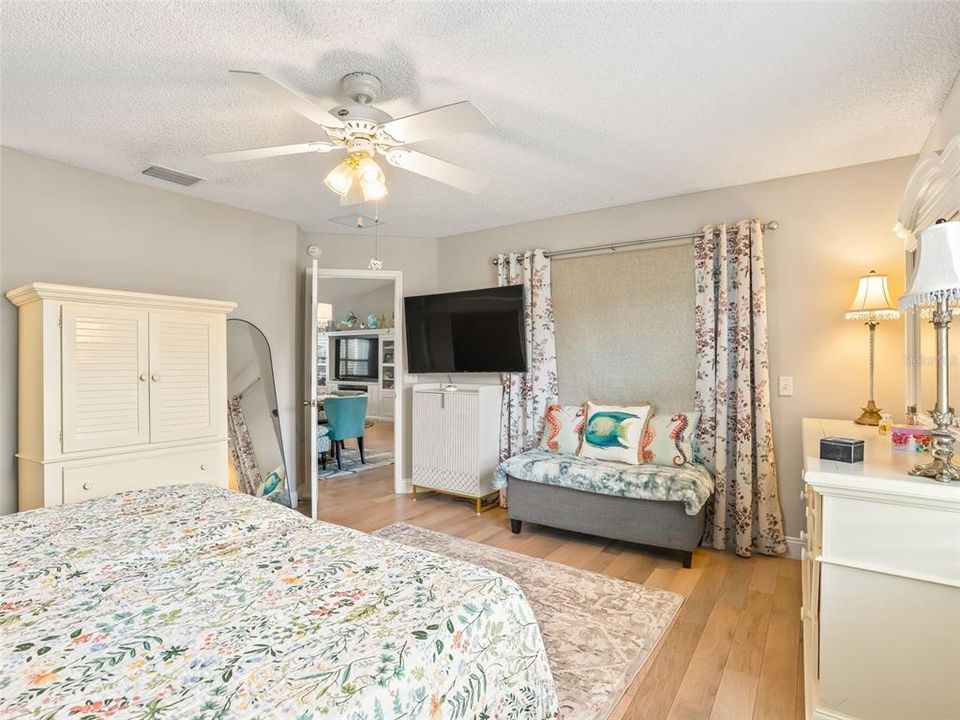 For Sale: $305,000 (2 beds, 2 baths, 1142 Square Feet)