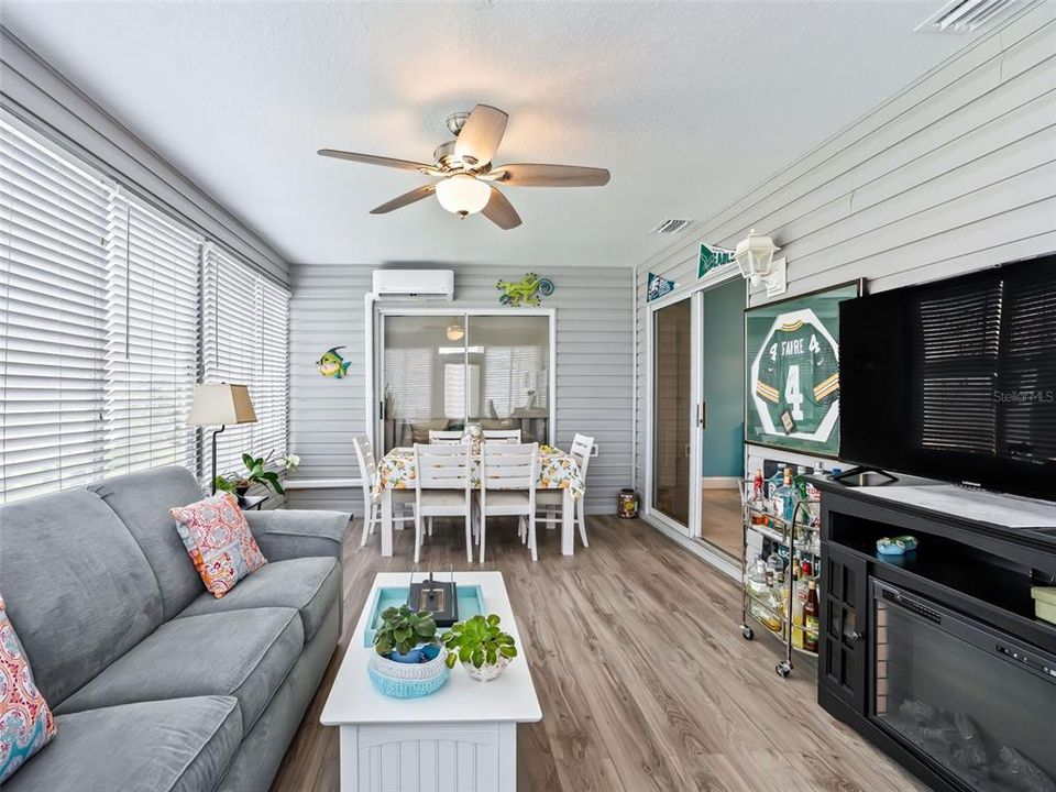 For Sale: $305,000 (2 beds, 2 baths, 1142 Square Feet)