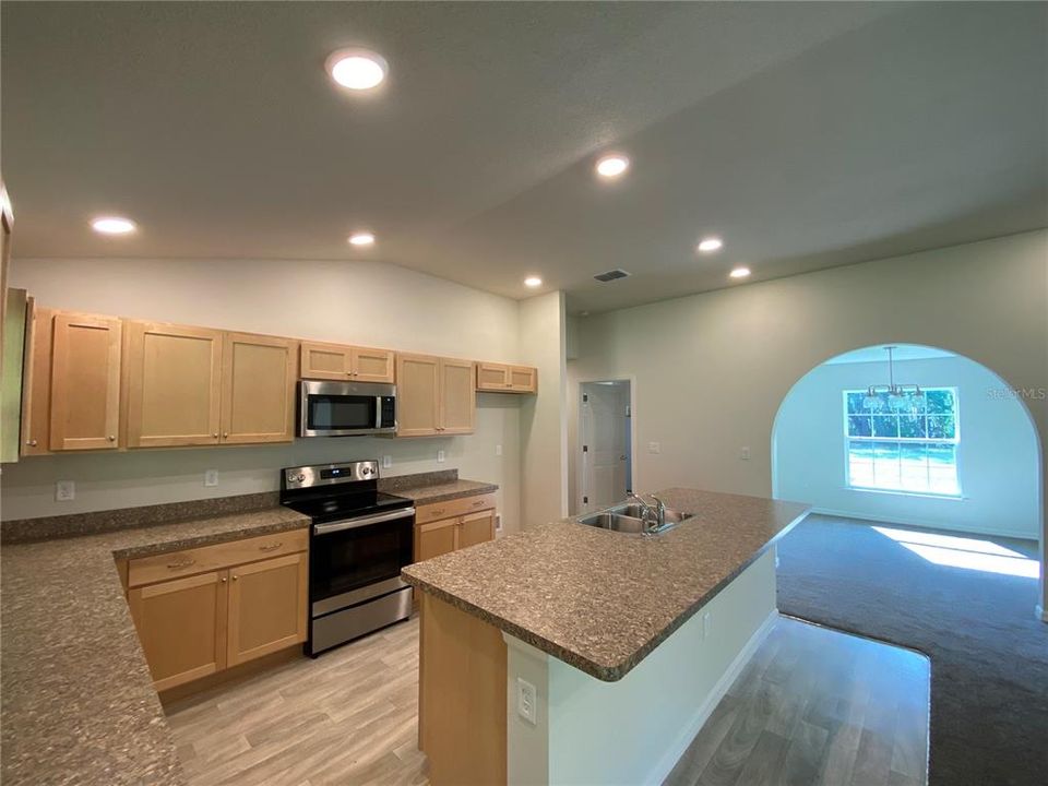 For Rent: $1,895 (4 beds, 2 baths, 2079 Square Feet)