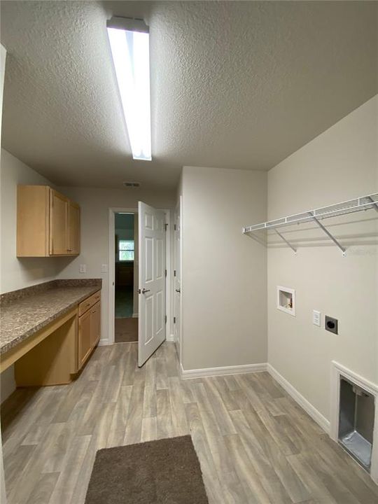 For Rent: $1,895 (4 beds, 2 baths, 2079 Square Feet)