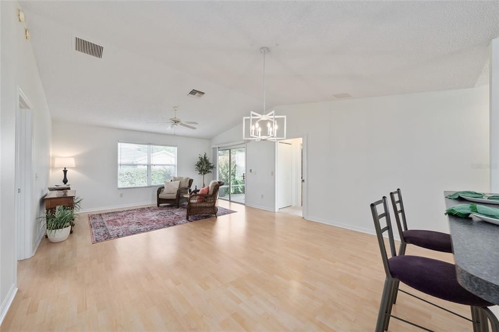 На продажу: $282,000 (2 спален, 2 ванн, 1120 Квадратных фут)