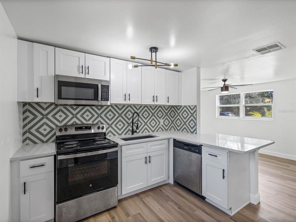 Active With Contract: $269,000 (3 beds, 1 baths, 1022 Square Feet)