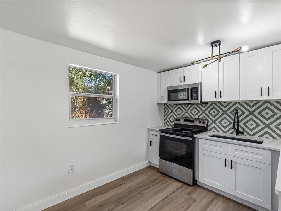 Active With Contract: $269,000 (3 beds, 1 baths, 1022 Square Feet)