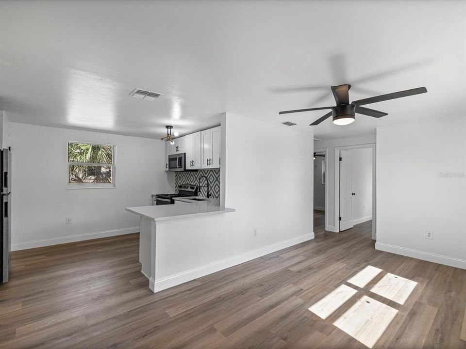 Active With Contract: $269,000 (3 beds, 1 baths, 1022 Square Feet)