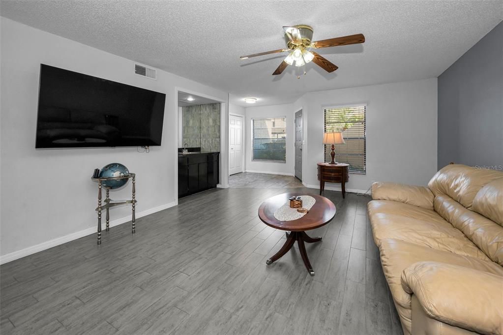 Active With Contract: $225,000 (2 beds, 2 baths, 1230 Square Feet)