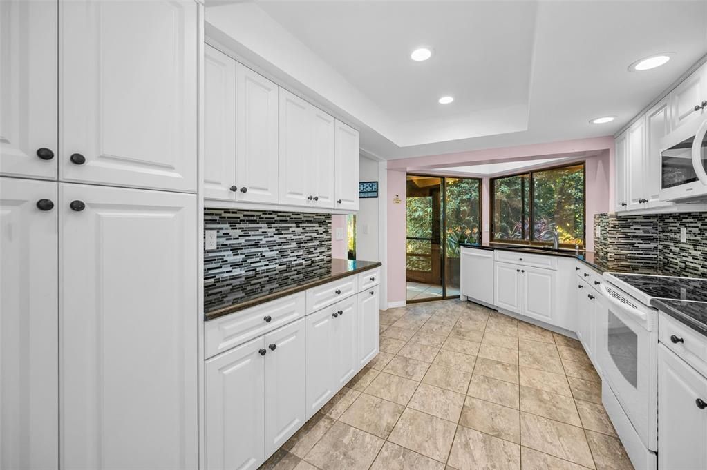 Active With Contract: $225,000 (2 beds, 2 baths, 1230 Square Feet)