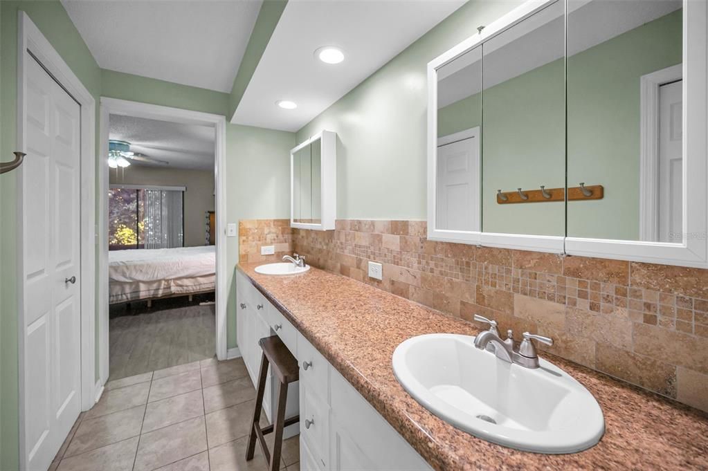 Active With Contract: $225,000 (2 beds, 2 baths, 1230 Square Feet)