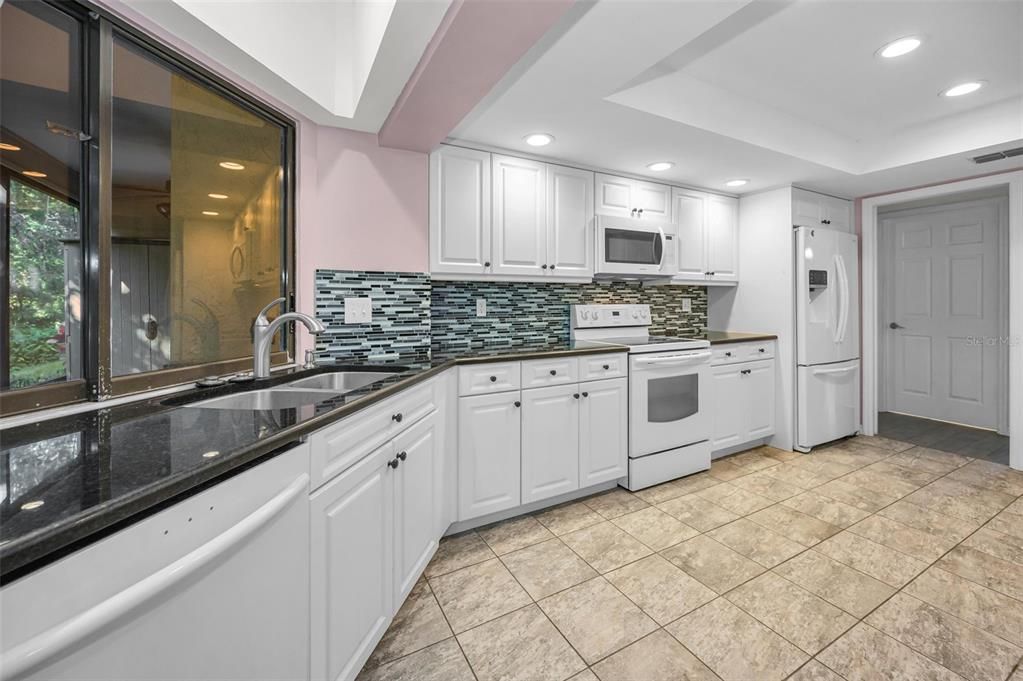 Active With Contract: $225,000 (2 beds, 2 baths, 1230 Square Feet)