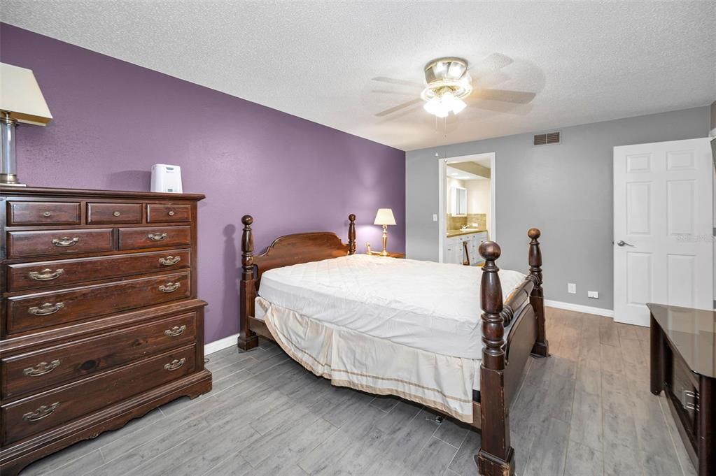 Active With Contract: $225,000 (2 beds, 2 baths, 1230 Square Feet)