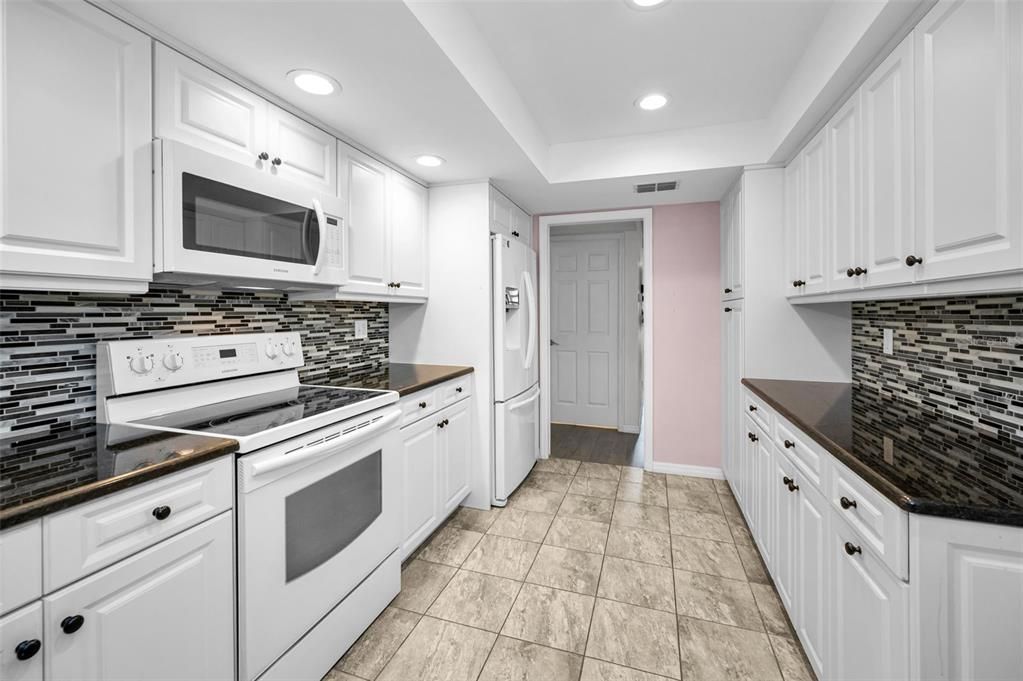 Active With Contract: $225,000 (2 beds, 2 baths, 1230 Square Feet)