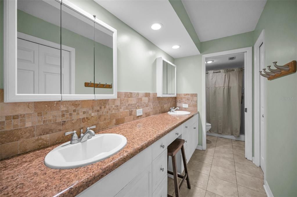 Active With Contract: $225,000 (2 beds, 2 baths, 1230 Square Feet)