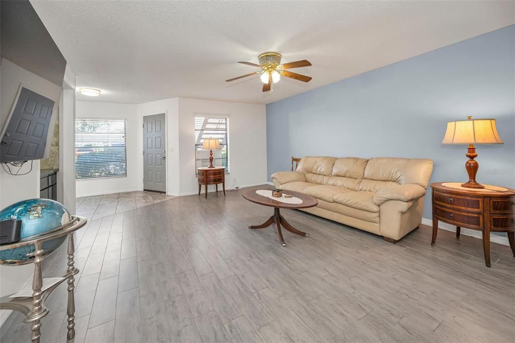 Active With Contract: $225,000 (2 beds, 2 baths, 1230 Square Feet)