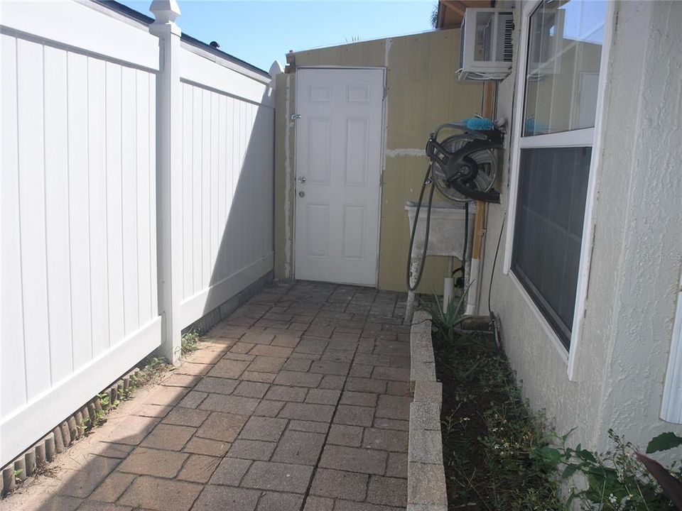 For Sale: $415,000 (5 beds, 3 baths, 2083 Square Feet)