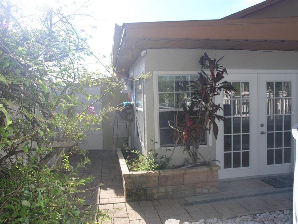 For Sale: $415,000 (5 beds, 3 baths, 2083 Square Feet)