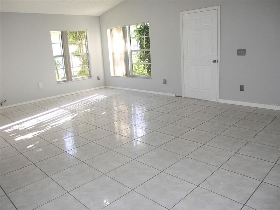 For Sale: $415,000 (5 beds, 3 baths, 2083 Square Feet)