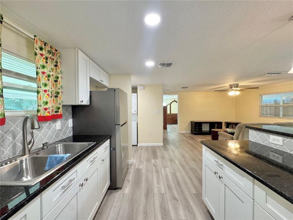 For Rent: $1,100 (1 beds, 1 baths, 740 Square Feet)