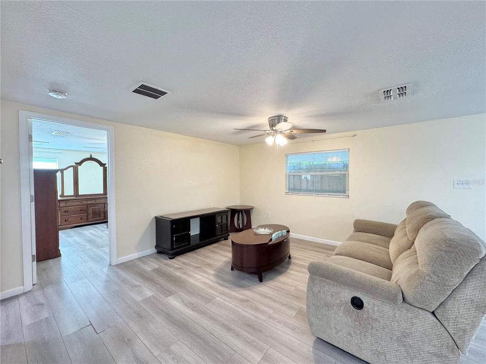 For Rent: $1,100 (1 beds, 1 baths, 740 Square Feet)