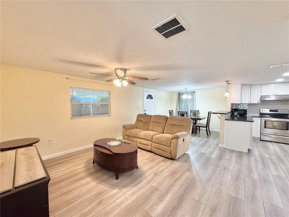 For Rent: $1,100 (1 beds, 1 baths, 740 Square Feet)